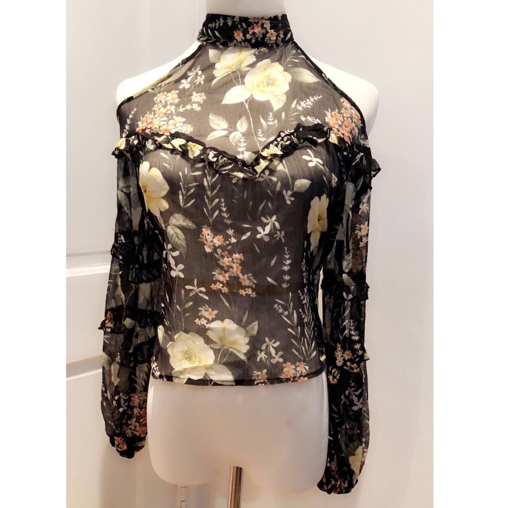 Off the shoulders floral top ✨